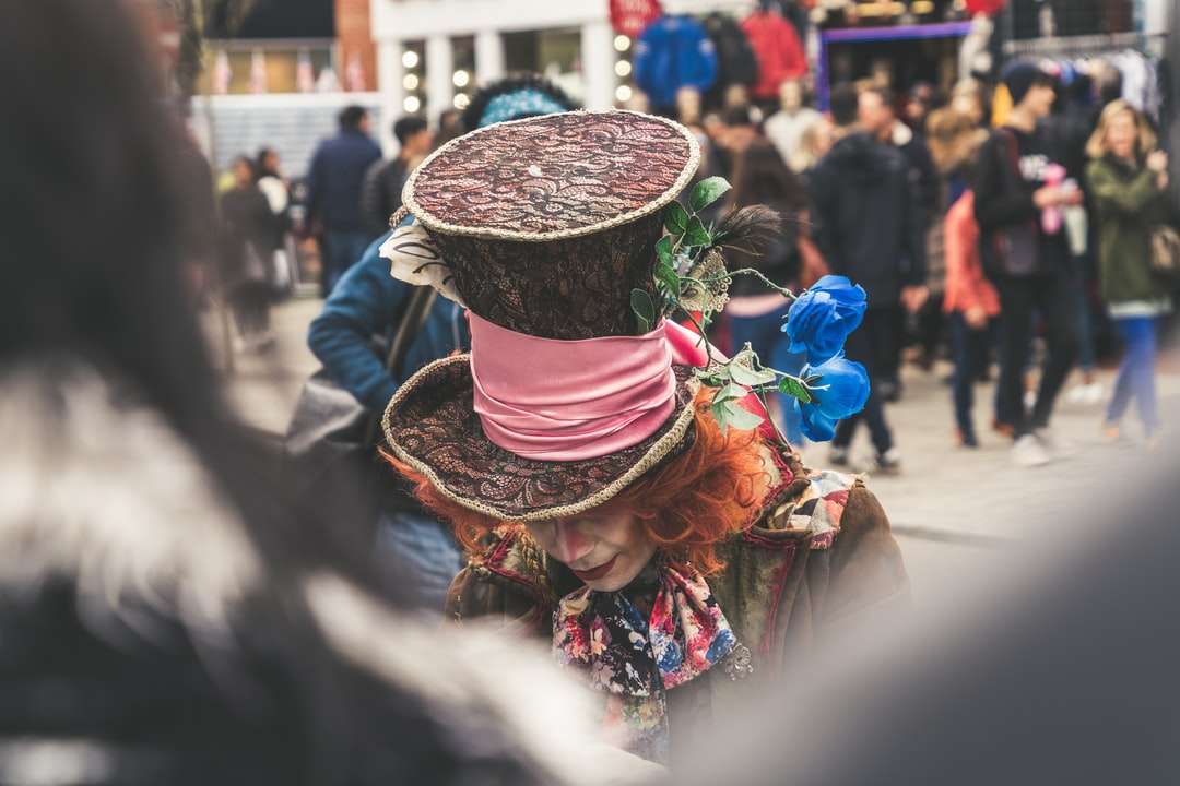 мъж, носещ шапка с поклон онлайн пъзел