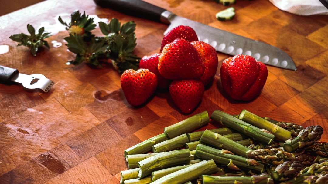 Erdbeeren auf braunem Holztisch Puzzlespiel online