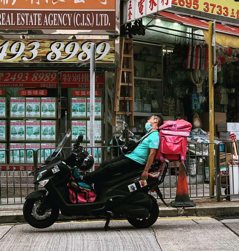 kvinna i rosa jacka som rider på svart motorcykel Pussel online