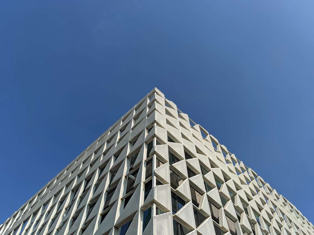 Edificio de hormigón blanco bajo un cielo azul durante el día rompecabezas en línea