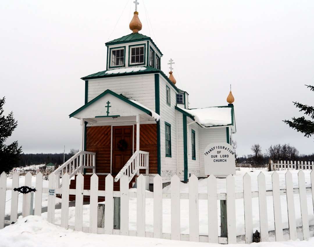 бело-коричневая деревянная церковь пазл онлайн