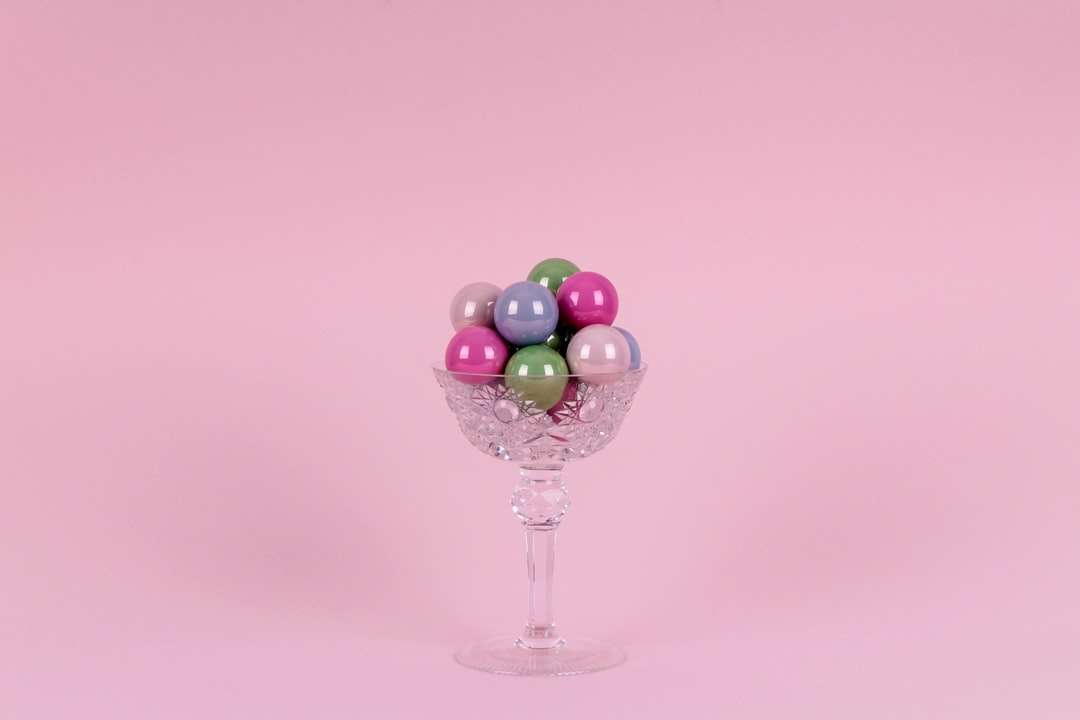balões roxos e verdes em uma tigela com pés de vidro transparente puzzle online