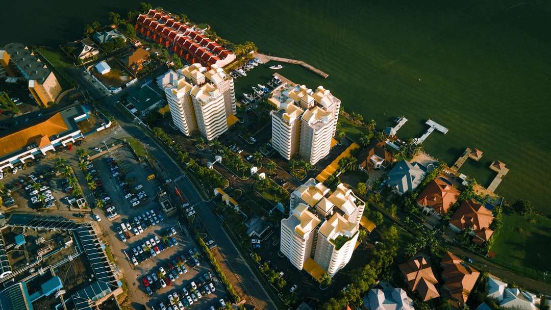 Luftaufnahme von Stadtgebäuden während der Nacht Puzzlespiel online