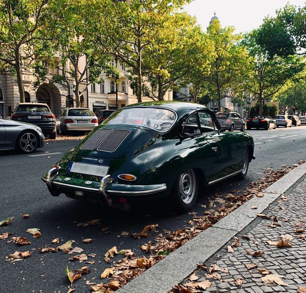 зеленый porsche 911 припаркован на тротуаре в дневное время онлайн-пазл