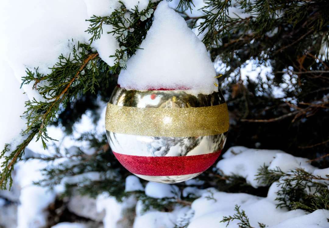 piros és arany csecsebecse a zöld karácsonyfa kirakós online