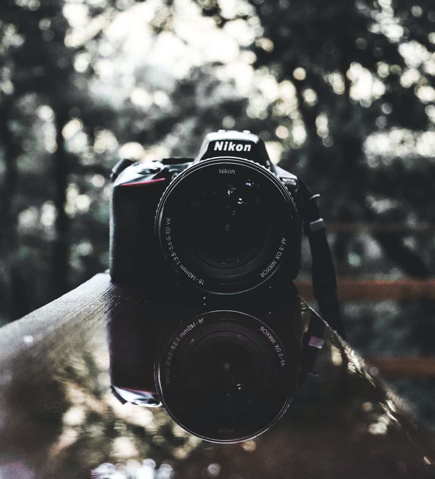 svart Nikon DSLR-kamera avstängd pussel på nätet