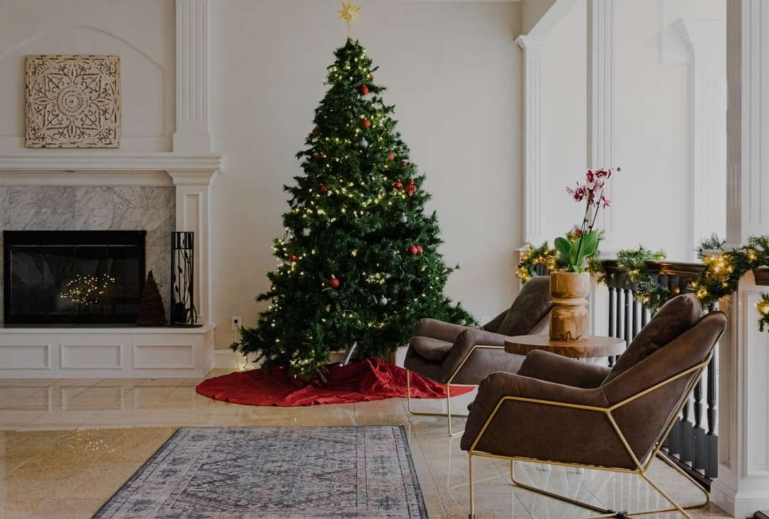 πράσινο χριστουγεννιάτικο δέντρο με στολίδια και κορδόνια παζλ online
