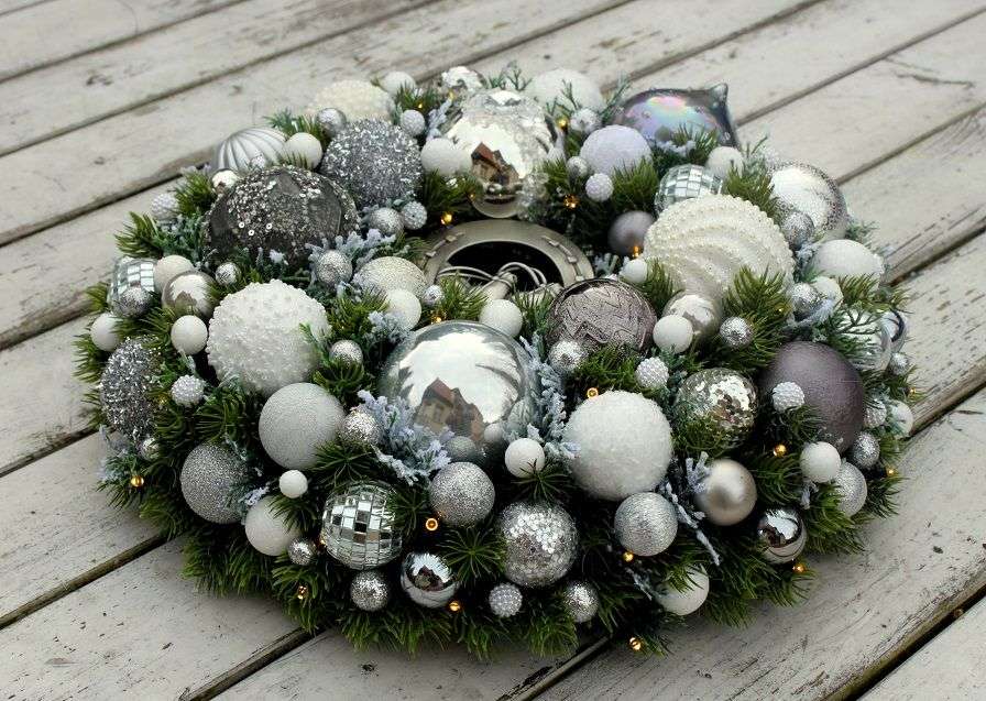 wreath with baubles jigsaw puzzle online