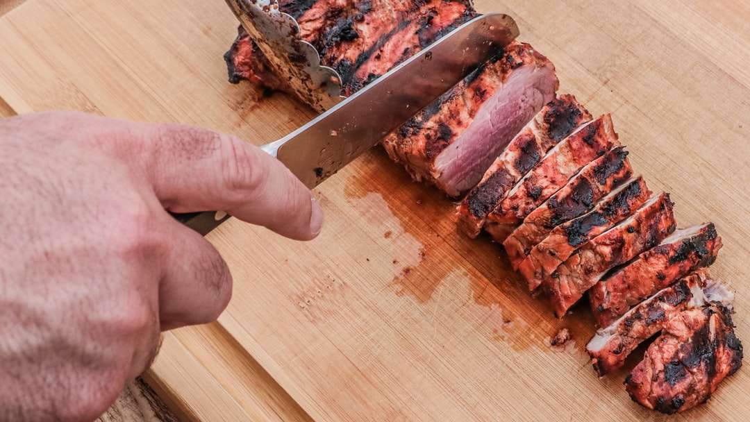gesneden vlees op bruin houten snijplank online puzzel