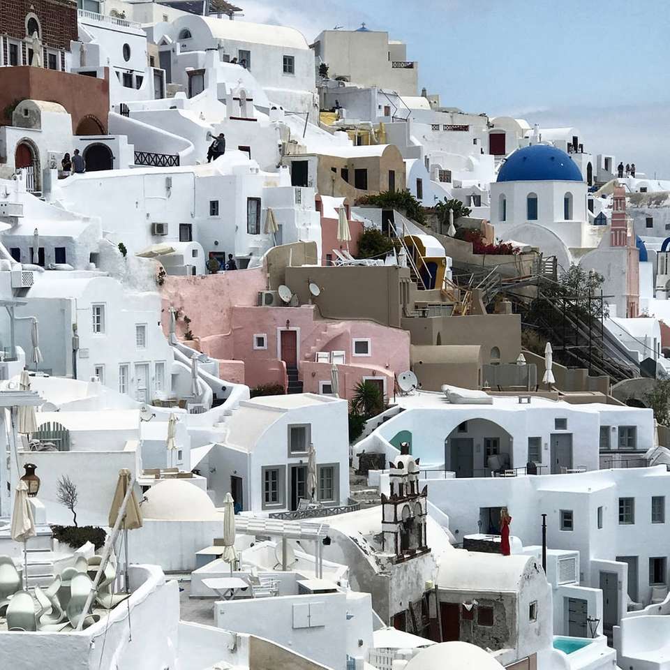 casas de concreto branco e marrom durante o dia quebra-cabeças online
