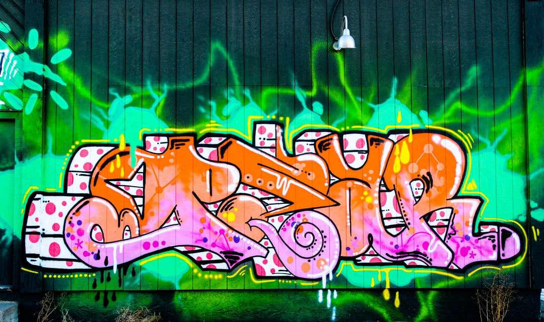 πράσινο και μοβ γκράφιτι στον τοίχο online παζλ