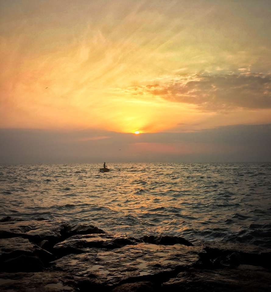 Menschen am Strand während des Sonnenuntergangs Puzzlespiel online
