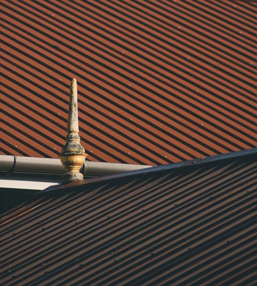 bruin dak met witte en gouden toren legpuzzel online