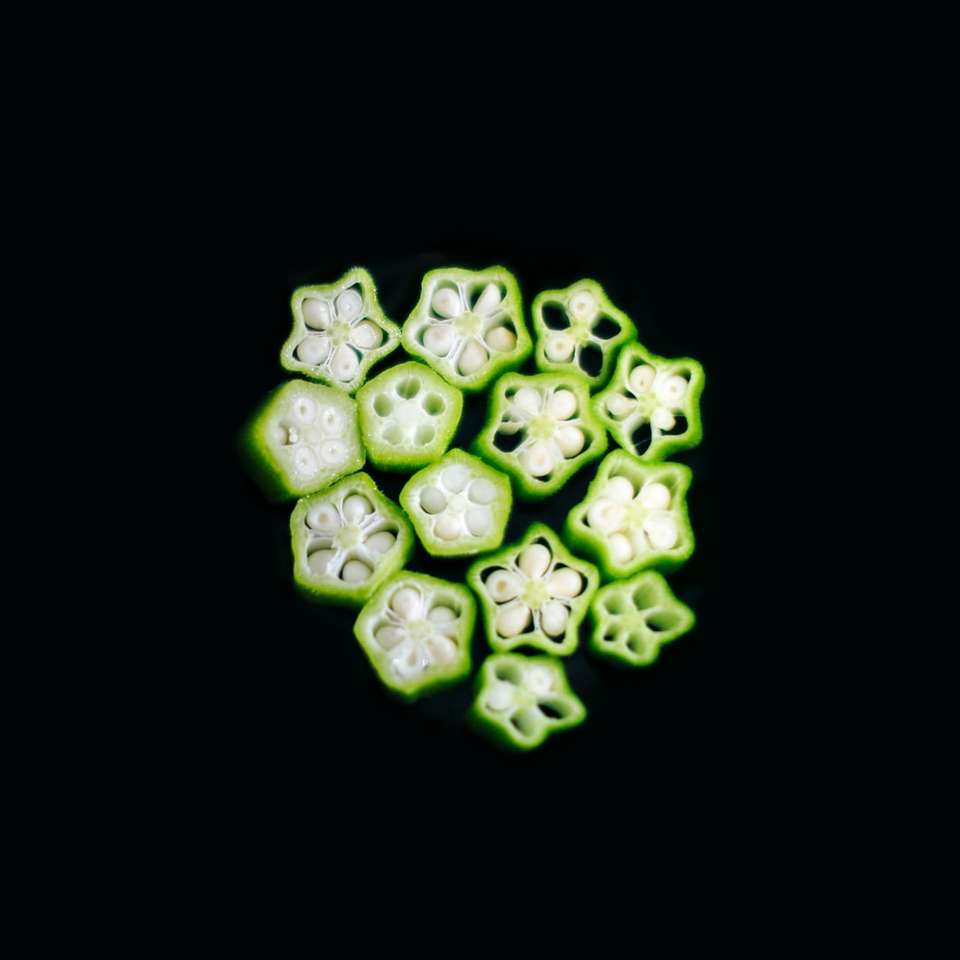 白い背景の上の緑の丸い果物 ジグソーパズルオンライン