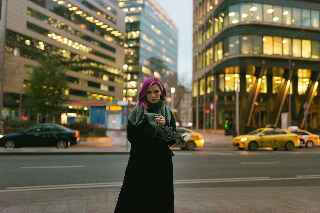 Frau im schwarzen Mantel, der tagsüber auf der Straße steht Online-Puzzle
