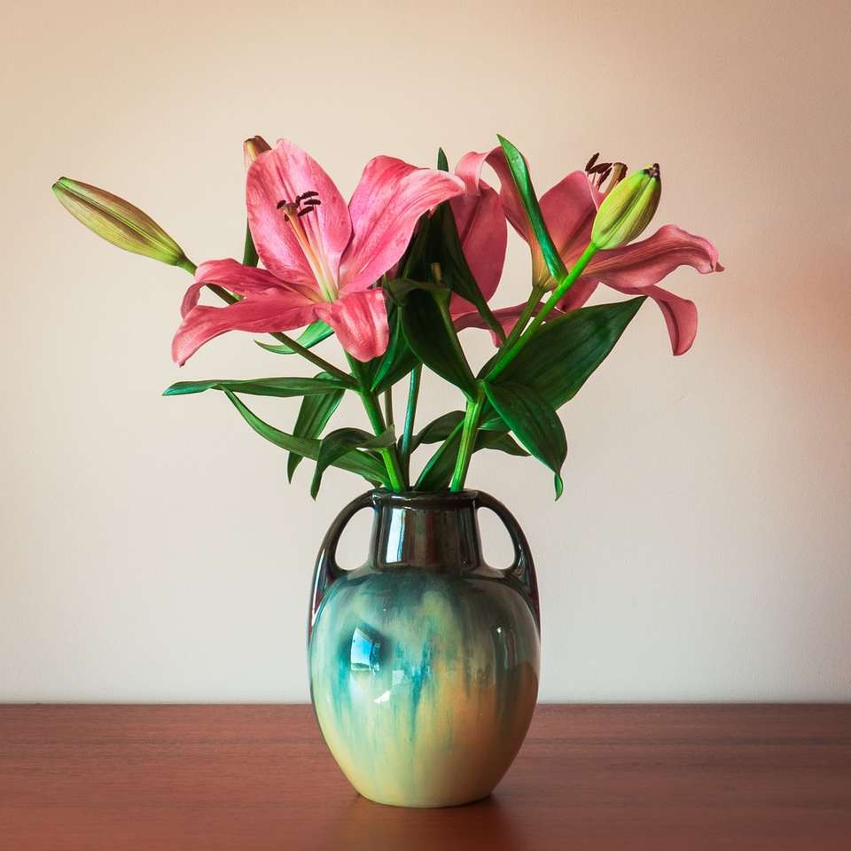 фиолетовые цветы в синей стеклянной вазе онлайн-пазл
