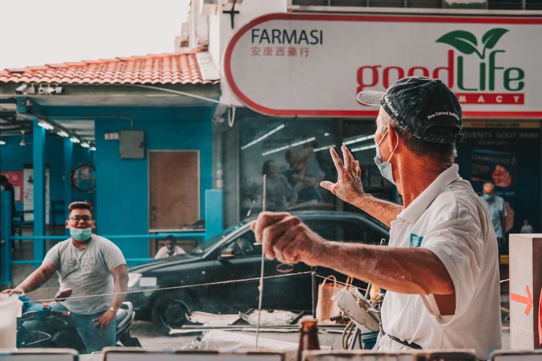 muž v bílém tričku drží rybu skládačky online