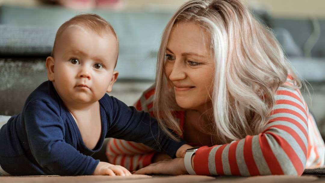 vrouw in blauw shirt met lange mouwen met baby legpuzzel online