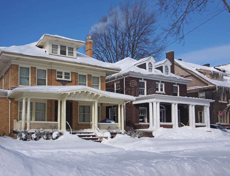 casas cobertas de neve puzzle online