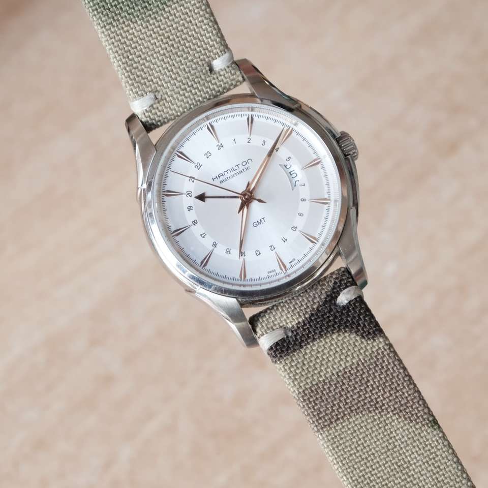 stříbrné a bílé analogové hodinky v 10 10 skládačky online