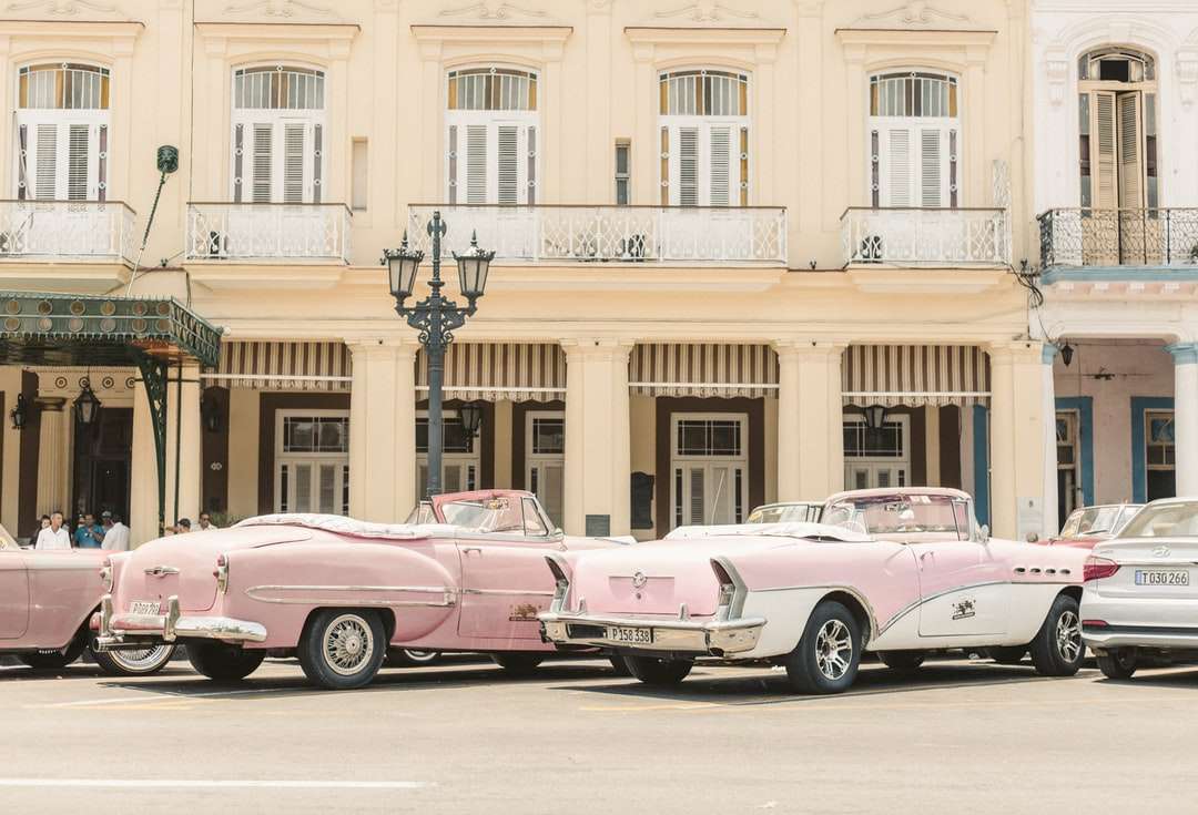 розовый и белый шевроле камаро, припаркованный впереди пазл онлайн