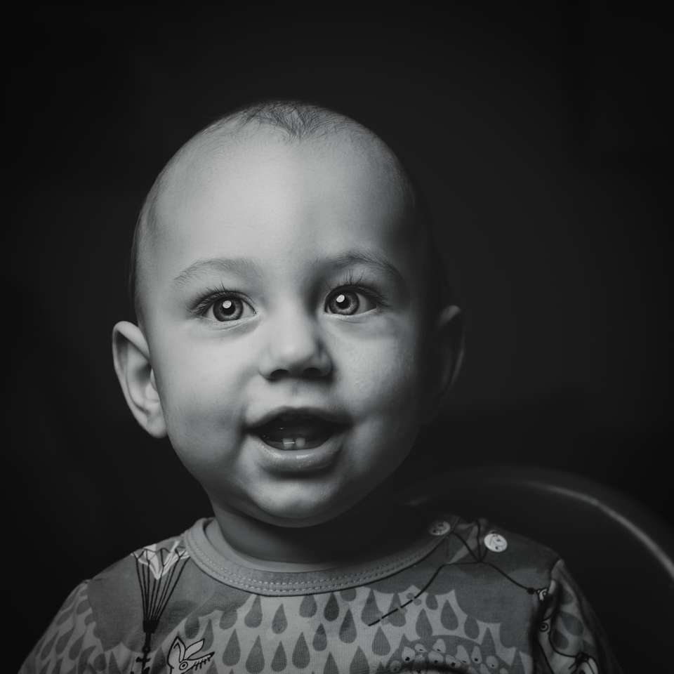 foto en escala de grises de la camiseta con cuello redondo del bebé rompecabezas en línea