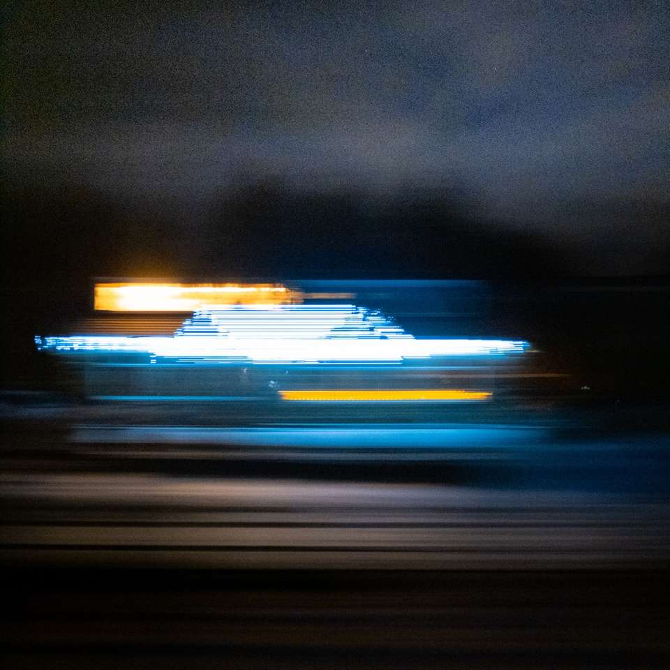 χρονική φωτογραφία των αυτοκινήτων στο δρόμο κατά τη διάρκεια της νύχτας online παζλ