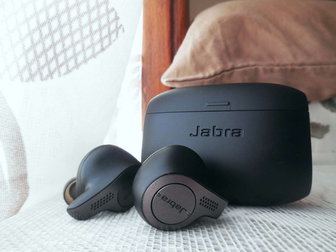 черни слушалки sony върху бял текстил онлайн пъзел