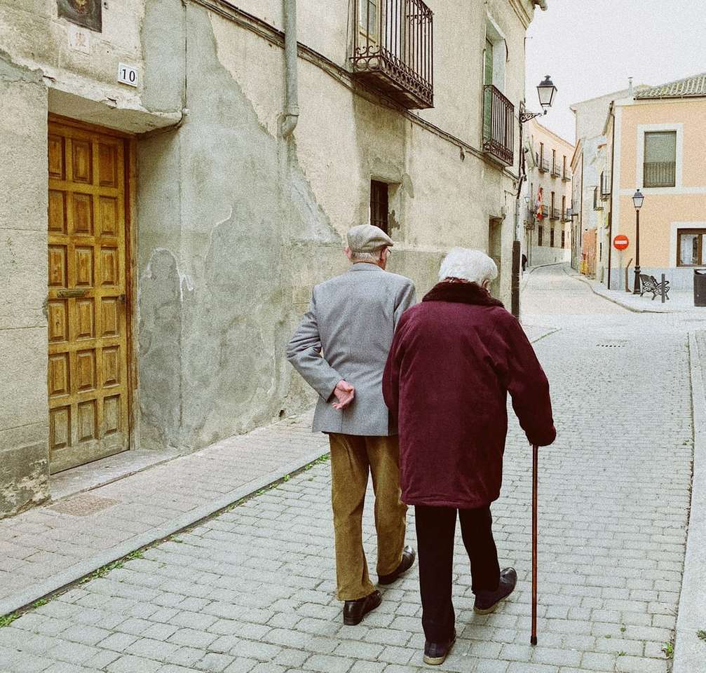 férfi és nő séta zárt fa ajtó közelében online puzzle
