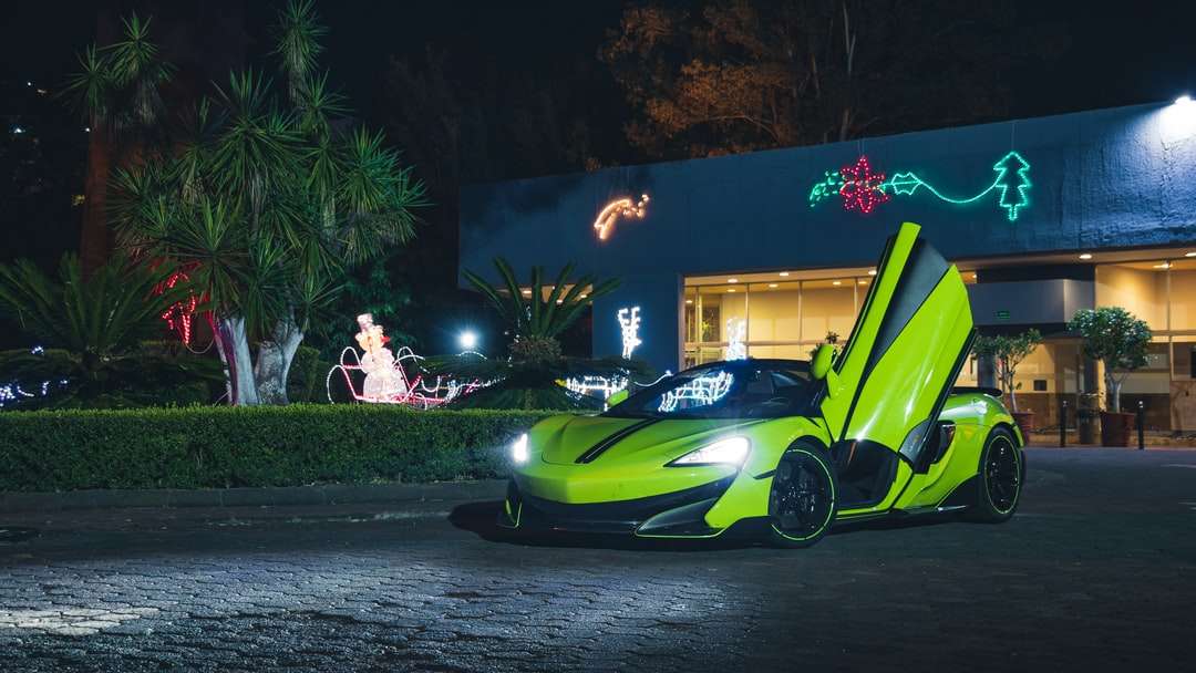 зелен и черен спортен автомобил на път през нощта онлайн пъзел