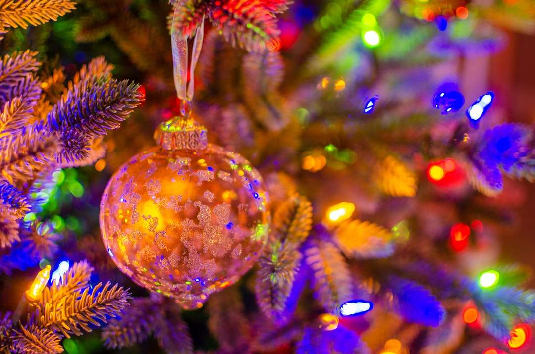 Gold- und Silberkugeln auf grünem Weihnachtsbaum Puzzlespiel online