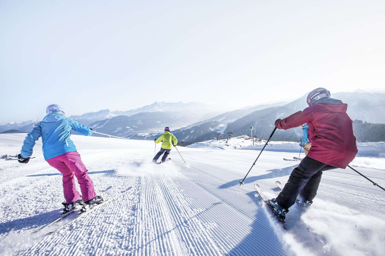 Катание на лыжах в зимний сезон пазл онлайн