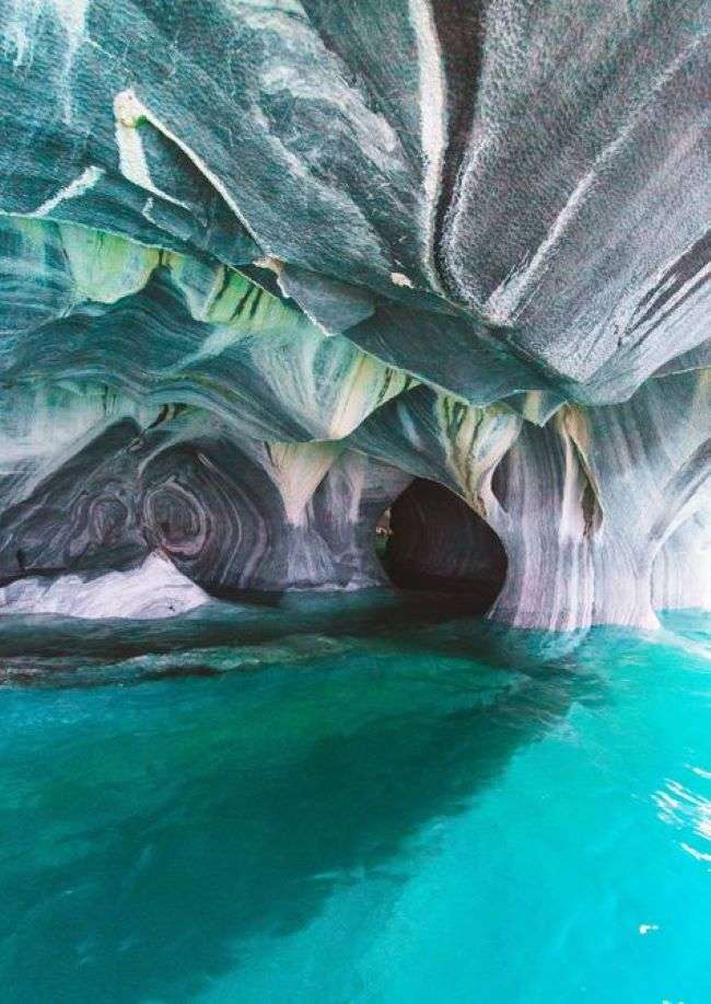 Grottes dans la mer sur la côte puzzle en ligne