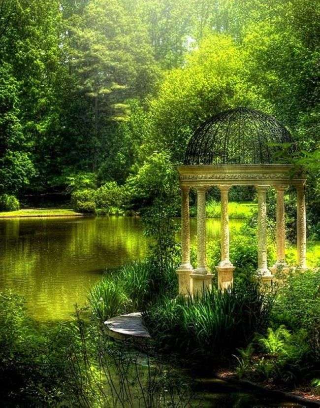 Pavilon u rybníka v parku skládačky online