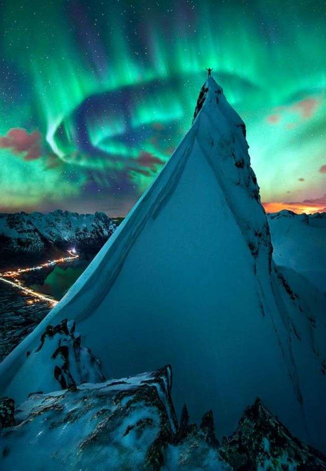 Vista dal picco di montagna dell'aurora boreale puzzle online