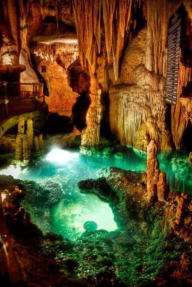 Peșteră de stalactită iluminată jigsaw puzzle online