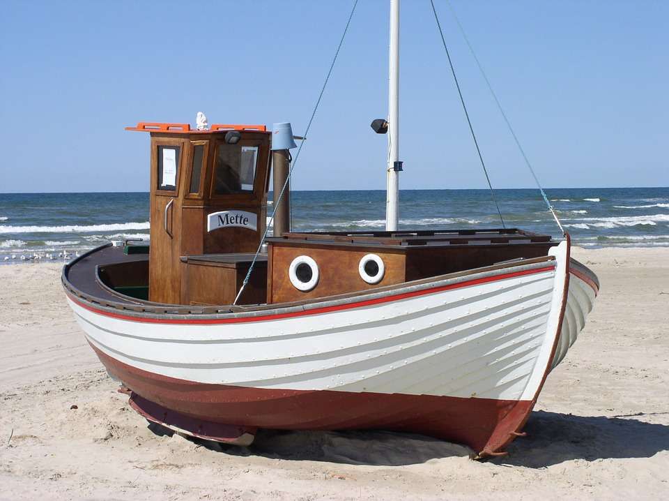 Рыбацкая лодка на пляже в Дании пазл онлайн