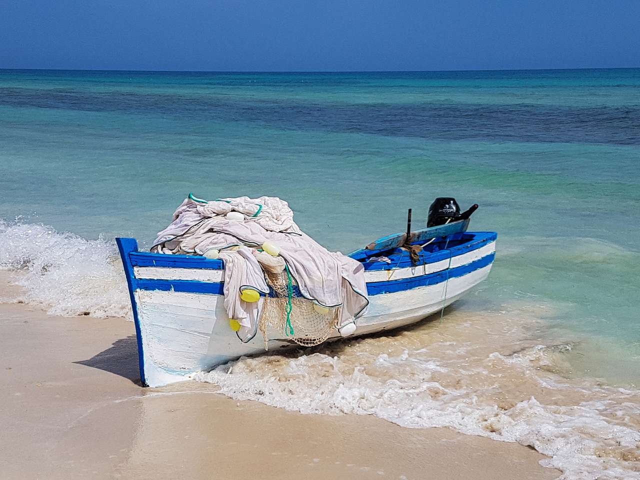 Bateau de pêche sur la plage de Djerba puzzle en ligne