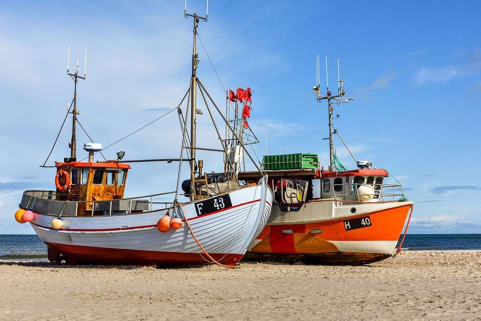 Barci de pescuit pe plaja cu nisip jigsaw puzzle online
