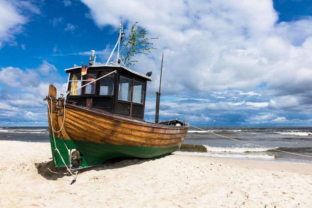 Rybářský člun na pláži v Ahlbeck Usedom skládačky online
