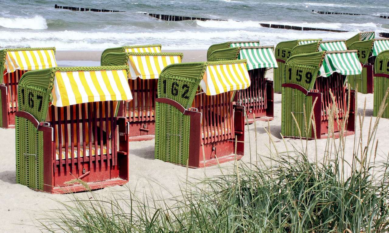 Strandstolar vid havet Pussel online