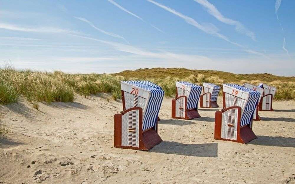 Cadeiras de praia na ilha de Borkum puzzle online