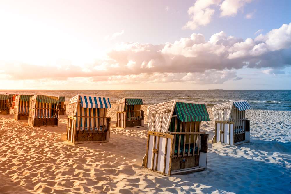 Sillas de playa en la isla del Mar Báltico de Ruegen rompecabezas en línea