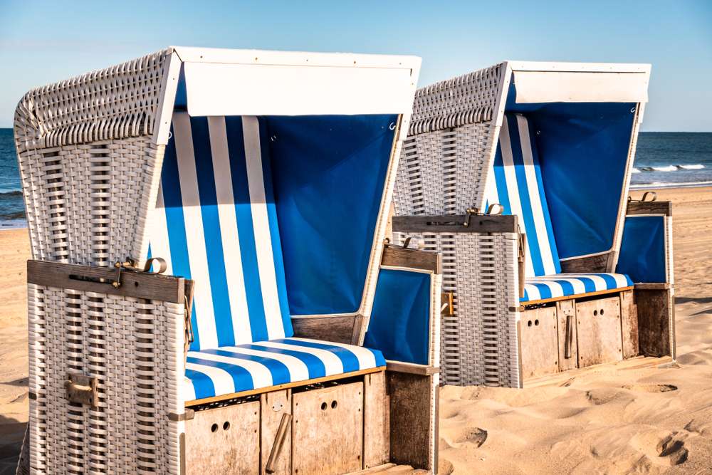 Δύο καρέκλες παραλίας στην παραλία online παζλ