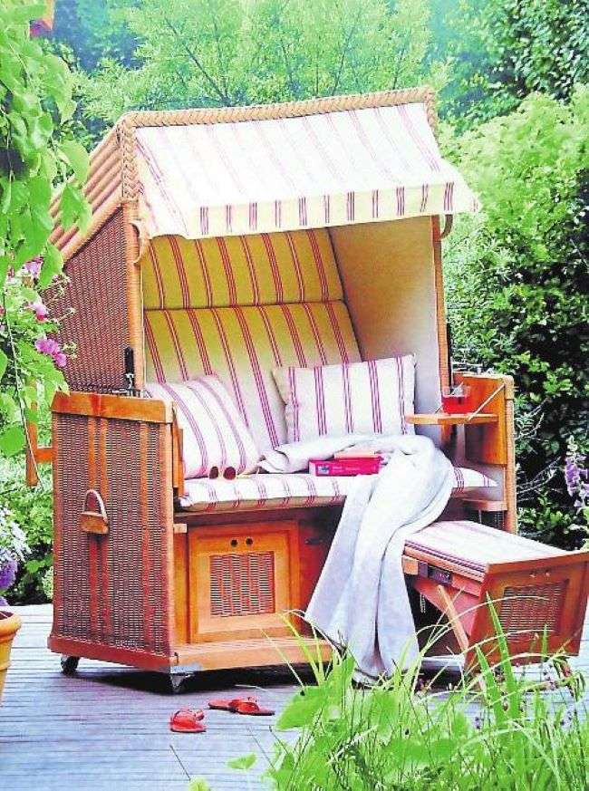 Плажен стол в градината онлайн пъзел