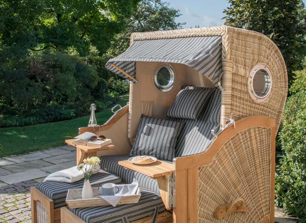 Cadeira de praia no jardim quebra-cabeças online