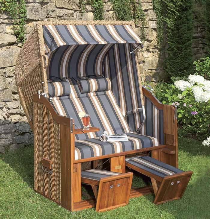 Плажен стол в градината онлайн пъзел