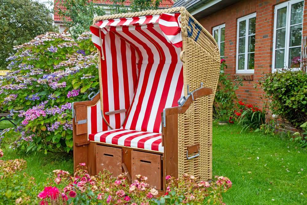 Cadeira de praia no jardim puzzle online