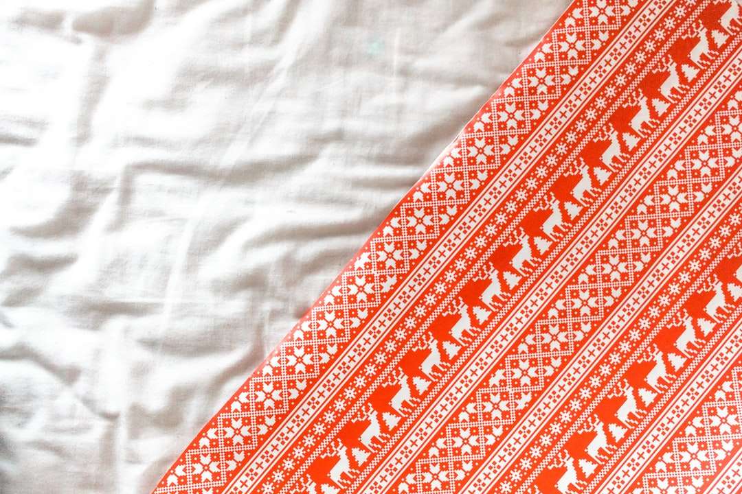 červený a bílý květinový textil skládačky online