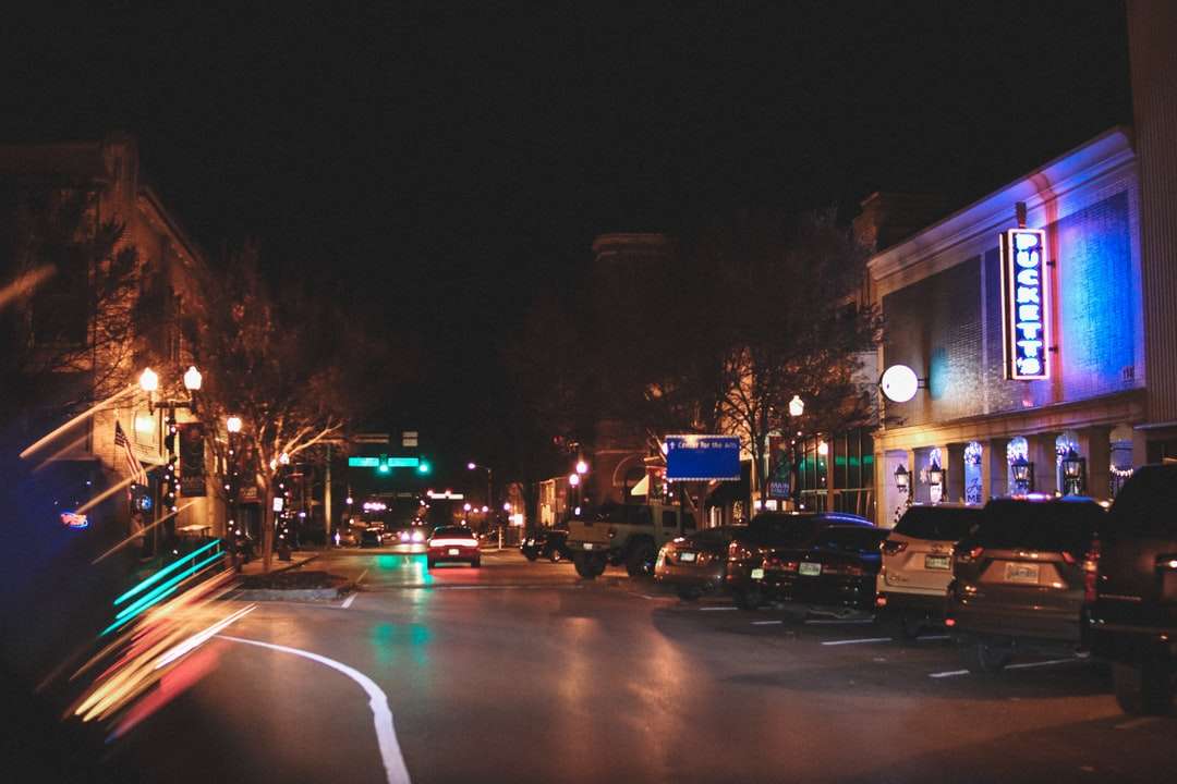 Autos auf der Straße in der Nacht Online-Puzzle